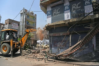 MCD officials near ITO graveyard with bulldozers for anti-encroachment drive