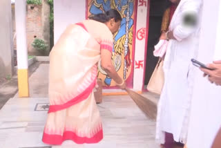 draupadi murmu latest news  nda presidential candidate latest  draupadi murmu offers prayer  draupadi murmu visits temple at rairangpur  draupadi murmu visits shiva temple in odisha  ക്ഷേത്രം അടിച്ചുവാരി ദ്രൗപതി മുർമു  ഒഡീഷ ക്ഷേത്രം ദ്രൗപതി മുർമു വീഡിയോ  എന്‍ഡിഎ രാഷ്‌ട്രപതി സ്ഥാനാര്‍ഥി വൈറല്‍ വീഡിയോ  ശിവ ക്ഷേത്രം അടിച്ചുവാരി രാഷ്‌ട്രപതി സ്ഥാനാര്‍ഥി  ദ്രൗപതി മുർമു പുതിയ വാര്‍ത്ത