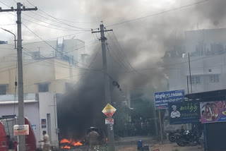 ஆட்சியர் அலுவலகம் எதிரே உள்ள பட்டாசு கடையில் திடீர் தீ விபத்து