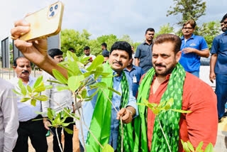 Green India Challenge  Salmankhan planted trees at Ramoji film city  Ramoji film city in Green India Challenge  രാജ്യസഭാ എംപി ജോഗിനപ്പള്ളി സന്തോഷ് കുമാര്‍  റാമോജി ഫിലിം സിറ്റിയില്‍ മരം നട്ട് സല്‍മാന്‍ഖാന്‍  ഗ്രീന്‍ ഇന്ത്യ ചലഞ്ച്  പ്രകൃതിസംരക്ഷണ പരിപാടി