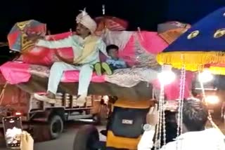 Bulldozer Baraat betul  betul engineer groom rides bulldozer to brides house  anokhi shadi video viral  betul Baraat On Bulldozer  Betul Engineer Baraat On Bulldozer  ಮಧ್ಯಪ್ರದೇಶದಲ್ಲಿ ಬುಲ್ಡೋಜರ್ ಏರಿ ಮದುವೆ ಮನೆಗೆ ಬಂದ ಇಂಜಿನಿಯರ್  ಬುಲ್ಡೋಜರ್ ಏರಿ ವಧುವಿನ ಮನೆಗೆ ಬರಾತ್​ ಕೊಂಡೊಯ್ದ ವರ  ಮಧ್ಯಪ್ರದೇಶದಲ್ಲಿ ವಿಶೇಷ ಮದುವೆ