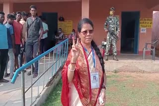 bjp-candidate-gangotri-kujur-casts-vote-in-mandar-by-election