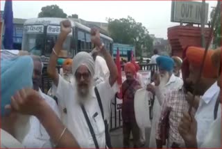 Protest by closing the main gate of the bus stand, chanting slogans against the government, know the reason ...