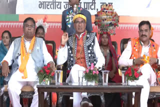 VD Sharma along with CM Shivraj danced wearing traditional tribal dress