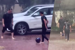 Aamir khan playing football  Aamir khan playing with son Azad  ആമിർ ഖാൻ ഫുട്ബോൾ  മഴയിൽ ഫുട്ബോൾ കളിച്ച് ആമിർ ഖാൻ  ആമിർ ഖാൻ ആസാദ് റാവു ഖാൻ വീഡിയോ