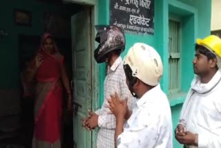 Congress leader gets 'chappal attack' warning  wears helmet while campaigning  ചെരുപ്പേറുണ്ടാകുമെന്ന് ഭീഷണി  ഹെൽമെറ്റ് ധരിച്ച് തെരഞ്ഞെടുപ്പ് പ്രചാരണത്തിനിറങ്ങി കോൺഗ്രസ് നേതാവ്  ഹെൽമെറ്റ് ധരിച്ച് തെരഞ്ഞെടുപ്പ് പ്രചാരണം  election campaigning by wearing helmet  Congress leader gets chappal attack warning  Congress leader wears helmet while campaigning after gets chappal attack warning  ചെരുപ്പേറ് ഭയന്ന് ഹെൽമെറ്റ് ധരിച്ച് പ്രചാരണത്തിനിറങ്ങി  ഹെൽമെറ്റ് ധരിച്ച് തെരഞ്ഞെടുപ്പ് പ്രചാരണത്തിനിറങ്ങി മനോജ് ഖിച്ചി  Manoj Khichi campaigning wears helmet