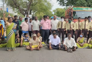 பள்ளி ஆசிரியர்கள், மாணவர்கள் ஆர்ப்பாட்டம்