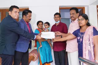 SMA patient Gauri Lakshmi  MA Yusuff Ali handed over Rs 25 lakh  എം എം യൂസഫലി 25 ലക്ഷം കൈമാറി  ഗൗരിലക്ഷ്‌മി ചികിത്സാസഹായം