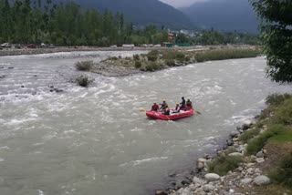 Rescuers find body of guide  Rescuers find body of guide who saved tourists  RESCUERS FINDS CORPSE OF TOURIST GUIDE  CORPSE OF TOURIST GUIDE  ടൂറിസ്റ്റ് ഗൈഡിന്‍റെ മുങ്ങിമരണം  മുങ്ങിമരിച്ച ടൂറിസ്റ്റ് ഗൈഡിന്‍റെ മൃതദേഹം കണ്ടെത്തി  ടൂറിസ്റ്റ് ഗൈഡായ ഷക്കീൽ അഹമ്മദിന്‍റെ മൃതദേഹം കണ്ടെത്തി രക്ഷാപ്രവർത്തകർ  വിനോദ സഞ്ചാരികളെ രക്ഷപ്പെടുത്തുന്നതിനിടെ ടൂറിസ്റ്റ് ഗൈഡ് മുങ്ങി മരിച്ചു  ടൂറിസ്റ്റ് ഗൈഡിന്‍റെ മൃതദേഹം കണ്ടെത്തി