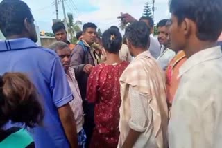 Chain snatching accused detained by villagers in Doddaballapur, Chain snatching accused detained by police in Doddaballapur, Doddaballapur crime news, ಸರಗಳ್ಳತನ ಆರೋಪಿಗಳನ್ನು ದೊಡ್ಡಬಳ್ಳಾಪುರದಲ್ಲಿ ಗ್ರಾಮಸ್ಥರಿಂದ ಬಂಧನ, ಚೈನ್ ಸ್ನಾಚಿಂಗ್ ಆರೋಪಿಗಳನ್ನು ಸೆರೆಹಿಡಿದ ದೊಡ್ಡಬಳ್ಳಾಪುರ ಪೊಲೀಸರು, ದೊಡ್ಡಬಳ್ಳಾಪುರ ಅಪರಾಧ ಸುದ್ದಿ,