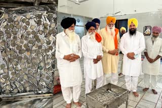 100 British era coins were found while digging earth at the historical gurdwara in Punjab  100 British era coins were found in punjab  100 British era coins were found while digging earth at the gurdwara in ludhiana  ബ്രിട്ടീഷുകാരുടെ കാലത്തെ 100 നാണയങ്ങൾ കണ്ടെത്തി  ബ്രിട്ടീഷുകാരുടെ കാലത്തെ 100 നാണയങ്ങൾ  ഗുരുദ്വാരയിലെ ഭൂമി കുഴിക്കുന്നതിനിടെ കണ്ടെത്തിയത് ബ്രിട്ടീഷുകാരുടെ കാലത്തെ 100 നാണയങ്ങൾ  ഒരു സ്വർണനാണയവും 99 വെള്ളി നാണയങ്ങളും കണ്ടെത്തി  പഞ്ചാബിലെ ലുധിയാനയിൽ ബ്രിട്ടീഷുകാരുടെ കാലത്തെ നാണയങ്ങൾ കണ്ടെത്തി  ശിരോമണി ഗുരുദ്വാര പർബന്ധക് കമ്മിറ്റി ഗുരുദ്വാര സംഘാടകർ  ശിരോമണി ഗുരുദ്വാര പർബന്ധക് കമ്മിറ്റി