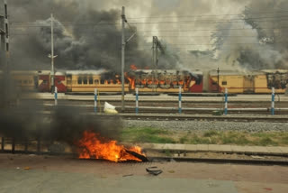Agnipath protests: Purported video of youth setting trains on fire in Bihar surfaces on Internet