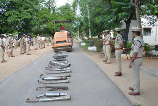 destroyed vehicle silencer in Raichur, Raichur police department destroyed vehicle silencer, Raichur news, ರಾಯಚೂರಿನಲ್ಲಿ ಪೊಲೀಸ್​ ಇಲಾಖೆಯಿಂದ ಸೈಲೆನ್ಸರ್ ನಾಶ, ರಾಯಚೂರಿನಲ್ಲಿ ಬೈಕ್​ಗಳ ಸೈಲೆನ್ಸರ್ ನಾಶ, ರಾಯಚೂರು ಸುದ್ದಿ,