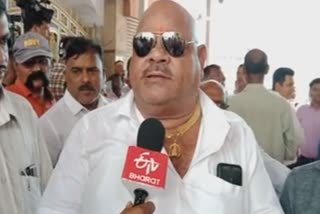 Shiv Sainiks accused Shinde group MLAs of taking money