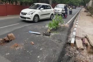 bengaluru road caved after modi visit  bbmp sends notice to chief engineers  karnataka cm orders probe in road issue  മോദി സന്ദർശനം കർണാടക റോഡ് തകർന്നു  ബിബിഎംപി റോഡ് ടാർ ചെയ്‌തു  റോഡ് തകർന്നു