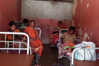 pregnant-women-create-ruckus-over-non-availability-of-food-at-jarmundi-chc-in-dumka