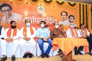 Eknath Shinde share same platform with Maha CM