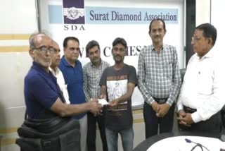In Surat, the cleaning worker returned the diamond worth 1 lakh to the owner