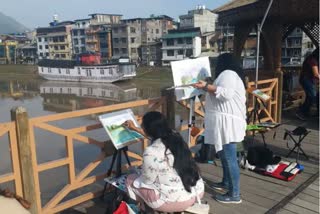 Female artist bringing out the beauty of Kashmir in painting