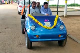 A little car that runs at low cost without fuel