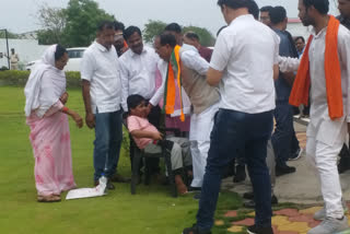 CM Shivraj shakes hands with 9 year old child