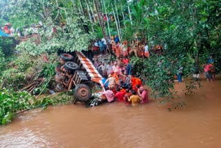 neeleswaram accident death  kasaragod lorry overturned  lorry overturns in neeleswaram  നീലേശ്വരം ലോറി അപകടം മരണം  ചരക്ക് ലോറി തോട്ടിലേക്ക് മറിഞ്ഞു  കാസർകോട് അപകടം മരണം