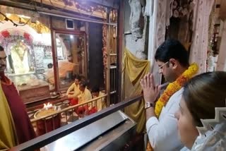 Dushyant Chautala visited Balaji Maharaj with his family