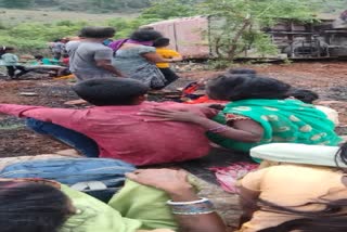 Bus fell into a ditch in Agarpani of Pandariya