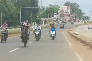 youths bike wheeling on national highway in Chikkamagaluru