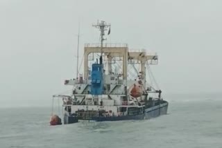 Sea Pawak ship is from Gujarat to stem the oil spill in the sea