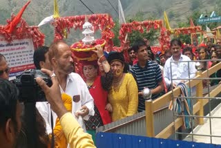 Girls of Brar village offered umbrella in Chalda Mahasu temple