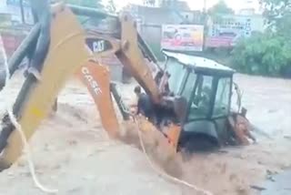 Bulldozer stuck in flood in Chhindwara