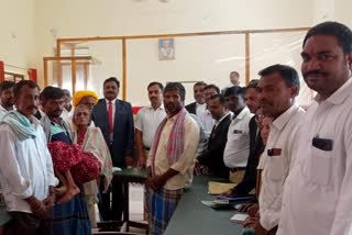 Divorce couple reunited after 52 years in Hubli, Divorce couple reunited in Hubli, Hubli court news, ಹುಬ್ಬಳ್ಳಿಯಲ್ಲಿ 52 ವರ್ಷಗಳ ನಂತರ ಒಂದಾದ ವಿಚ್ಛೇದನ ಪಡೆದ ಜೋಡಿ, ಹುಬ್ಬಳ್ಳಿಯಲ್ಲಿ ಮತ್ತೆ ಒಂದಾದ ವಿಚ್ಛೇದನ ಪಡೆದ ದಂಪತಿ, ಹುಬ್ಬಳ್ಳಿ ಕೋರ್ಟ್ ಸುದ್ದಿ,