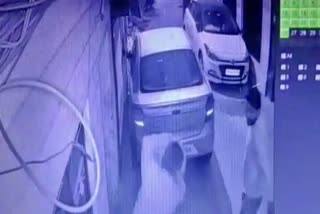 The two sides clashed over parking of the vehicle in Punjab  CCTV footage of the beating surfaced in Amritsar  Punjab crime news  ಪಂಜಾಬ್​ನಲ್ಲಿ ಪಾರ್ಕಿಂಗ್​ ವಿಚಾರಕ್ಕಾಗಿ ಎರಡು ಗುಂಪುಗಳ ಮಧ್ಯೆ ಮಾರಾಮಾರಿ  ಅಮೃತಸರದಲ್ಲಿ ಎರಡು ಗುಂಪುಗಳ ನಡುವೆ ಮಾರಾಮಾರಿ  ಪಂಜಾಬ್ ಅಪರಾಧ​ ಸುದ್ದಿ