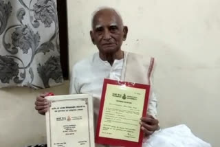 84 year old amaldhari singh got doctor of literature degree from banaras hindu university