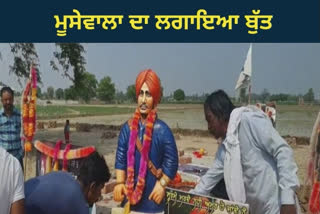 a Fan pay homage to Sidhu Moosewala by making a statue