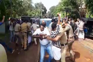 Youth Congress protest against appointment of Priya Varghese  Youth Congress protest in front of Kannur VCs residence  പ്രിയ വർഗീസിന്‍റെ നിയമനം  കണ്ണൂർ വിസിയുടെ വസതിക്ക് മുന്നിൽ യൂത്ത് കോൺഗ്രസ് പ്രതിഷേധം  പ്രിയ വർഗീസിന്‍റെ നിയമനം യൂത്ത് കോൺഗ്രസ് പ്രതിഷേധം  കണ്ണൂർ വിസിയെ വഴിതടഞ്ഞു യൂത്ത് കോൺഗ്രസ് പ്രതിഷേധം  കണ്ണൂർ സർവകലാശാല അസോസിയേറ്റ് പ്രൊഫസർ പ്രിയ വർഗീസ്  Priya Varghese Associate Professor Kannur University