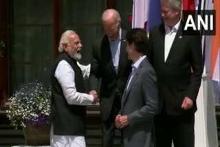 Joe Biden walks up to PM Modi to greet him during G7 Summit  ജി 7 ഉച്ചകോടി  നരേന്ദ്ര മോദിയെ അഭിവാദ്യം ചെയ്‌ത് ജോ ബൈഡന്‍  മ്യൂണിച്ച്  ജര്‍മനിയിലെ ഷ്ലോസ് എൽമൗവ്  ഉച്ചകോടിയില്‍ പങ്കെടുത്ത് മോദി  Joe Biden walks up to PM Modi to greet him during G7 Summit  US president Joe Biden  നരേന്ദ്ര മോദിയെ അഭിവാദ്യം ചെയ്‌ത് ജോ ബൈഡന്‍
