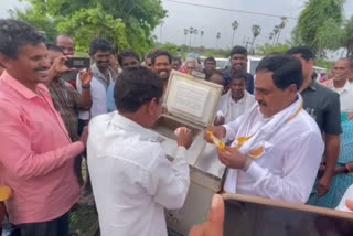 Minister Errabelli Dayaker Rao buy ice cream and ate on road at rayaparthi