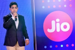 Akash made chairman of Jio  Mukesh Ambani resigns from Jio  റിലയന്‍സ് ജിയോയില്‍ നിന്നും മുകേഷ് അംബാനി രാജിവച്ചു  Mukesh Ambani resigns from Jio  ആകാശ് എം അംബാനി ജിയോ ചെയര്‍മാന്‍