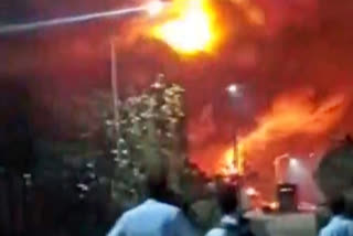 Massive fire breaks out in Maharashtra  Massive fire breaks out in Palghar  explosions at factory in Midc industrial area in Tarapur  Maharashtra fire incident news  ಮಹಾರಾಷ್ಟ್ರದಲ್ಲಿ ಭಾರೀ ಅಗ್ನಿ ಅವಘಡ  ಪಾಲ್ಘರ್‌ನಲ್ಲಿ ಭಾರೀ ಅಗ್ನಿ ಅವಘಡ  ಮಹಾರಾಷ್ಟ್ರದ ತಾರಾಪುರದ ಎಂಐಡಿಸಿ ಕೈಗಾರಿಕಾ ಪ್ರದೇಶದಲ್ಲಿನ ಕಾರ್ಖಾನೆಯಲ್ಲಿ ಸ್ಫೋಟ  ಮಹಾರಾಷ್ಟ್ರ ಅಗ್ನಿ ಅವಘಡ ಸುದ್ದಿ