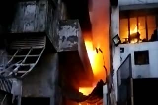 huge-fire-broke-out-in-oil-godown-of-mangolpuri-industrial-area