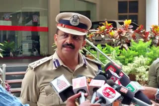 Karnataka police impose fine for bike riding over reels video, fine for bike riding reels video without Helmet, Karnataka police news, ಬೈಕ್​ ಚಲಿಸುತ್ತಿರುವಾಗ ರೀಲ್ಸ್ ವಿಡಿಯೋ ಮಾಡ್ರಿದ್ರೆ ಕರ್ನಾಟಕ ಪೊಲೀಸರಿಂದ ದಂಡ, ಹೆಲ್ಮೆಟ್ ಧರಿಸದೇ ಬೈಕ್ ರೈಡಿಂಗ್ ವೇಳೆ ರೀಲ್ ವಿಡಿಯೋ ಮಾಡಿದ್ರೆ ದಂಡ, ಕರ್ನಾಟಕ ಪೊಲೀಸ್ ಸುದ್ದಿ,