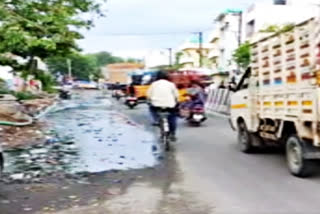 தூத்துக்குடி பிரதான சாலையில் கழிவுநீர் தேங்கி துர்நாற்றம் வீசுவதால் வாகன ஓட்டிகள் அவதி...