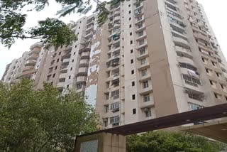 woman commits suicide by jumping from 13th floor of Jaipuria Sunrise Society in Indirapuram