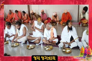 Ahmedabad Rathyatra 2022: સંતોએ ભગવાન જગન્નાથજીના ભંડારામાં પ્રસાદ આરોગ્યો, કાળી રોટી ધોળી દાળ વાનગી શું છે?