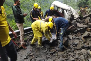vehicle-crashes-due-to-debris-falling-from-the-hill-in-rudraprayag