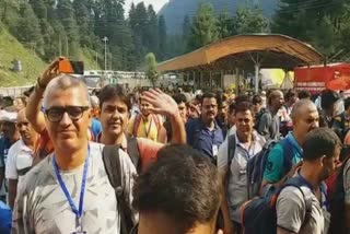 first-batch-of-amarnath-yatra-piligrms-reach-pahalgam-base-camp