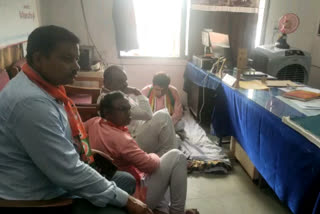 Rewa BJP MLA Pradeep Patel sitting on dharna in police station