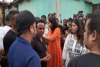 Vigu Kashyap distributes flood relief